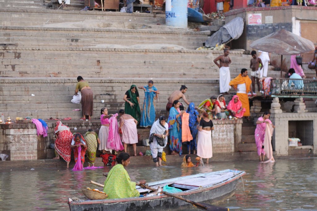 04-Ghat along the Ganges.jpg - Ghat along the Ganges